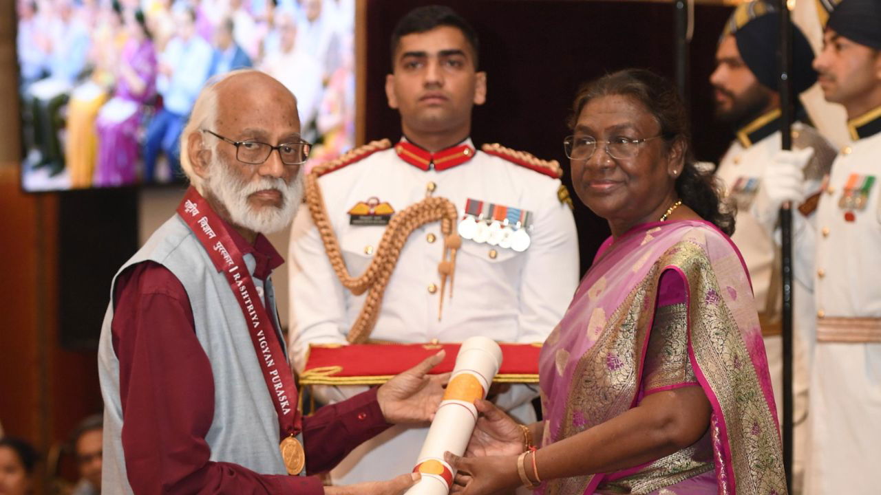 Vigyan Ratna Award, was conferred upon Prof. Govindarajan Padmanabhan (Image Source: @rashtrapatibhvn/X)