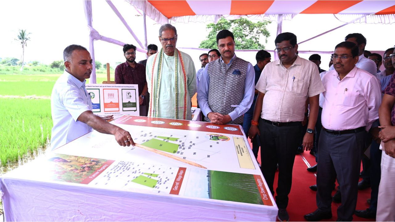 Government officials during the launch of e-Chasa App and Portal in Odisha (Photo Source: @krushibibhag/X)