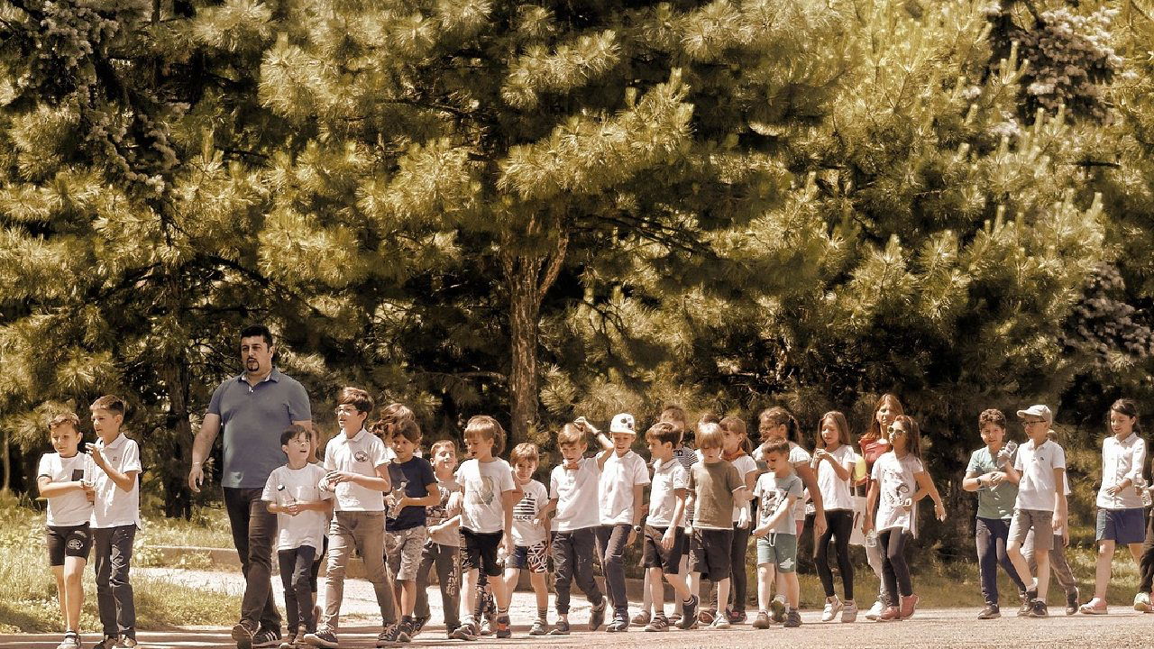 Representational image of a teacher taking the students to the field (Image source: photopea)