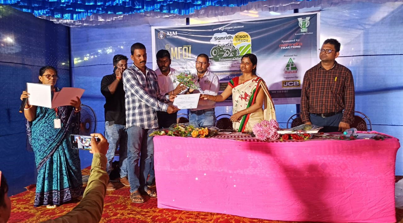 Progressive farmers receiving certificates of appreciation at the MFOI Samridh Kisan Utsav 2024 in Balasore, Odisha.