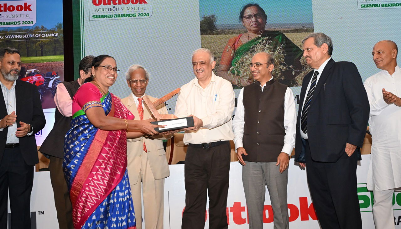 Mr. Harish Chavan, CEO, Swaraj Division, M&M Ltd. felicitating Dr. Devesh Chaturvedi, Secretary, Agriculture and Farmers Welfare, GOI along with Mr. Rajeev Rellan, Chief Sales & Marketing, Swaraj Division at the 05th Agritech Summit & Swaraj Awards 2024.