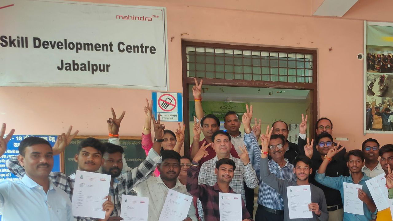 Candidates receive certificates for completing Mahindra ‘Tractor Tech’ Skill Development Course