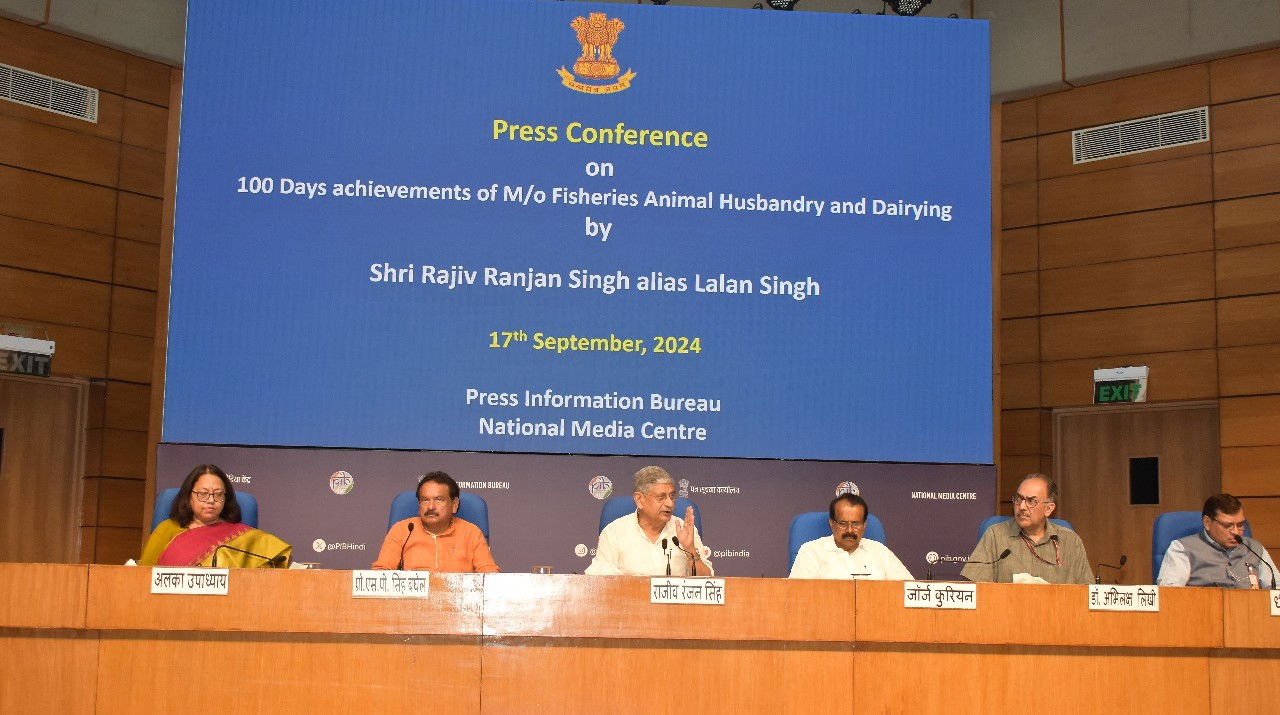 Rajiv Ranjan Singh, Union Minister for Fisheries, Animal Husbandry & Dairying and other Officials at Press Conference