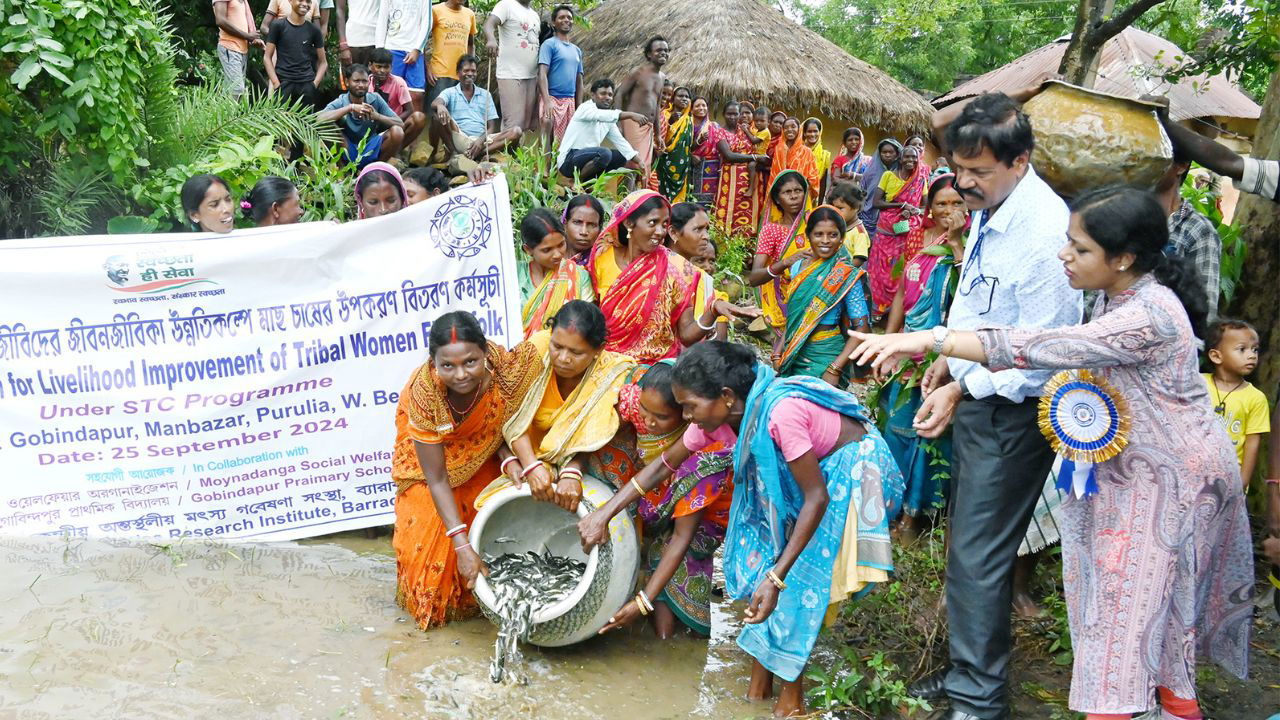 ICAR-CIFRI distributed 1,600 kg of fish seeds and 16 tons of CIFRI cage grow feed to help initiate fish farming in waterbodies