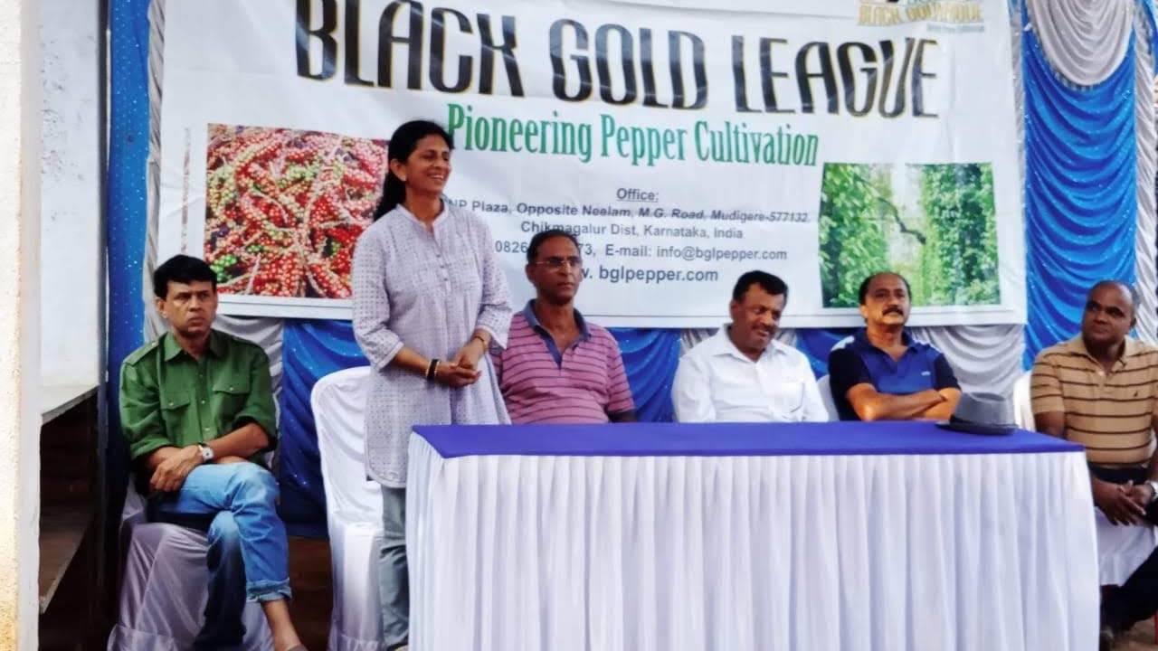 Anitha Nanda addressing audience about black pepper cultivation