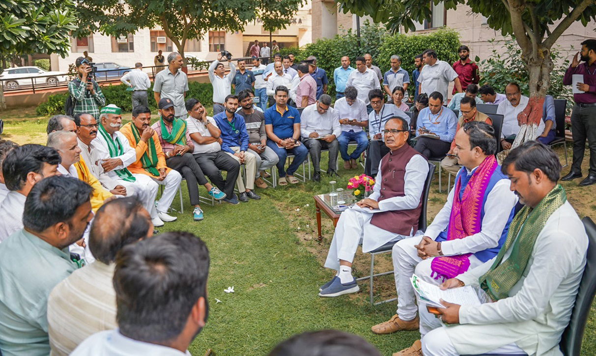 Union Minister of Agriculture and Farmers Welfare, Shivraj Singh Chouhan, in discussion with farmers (Photo Source: @ChouhanShivraj/X)