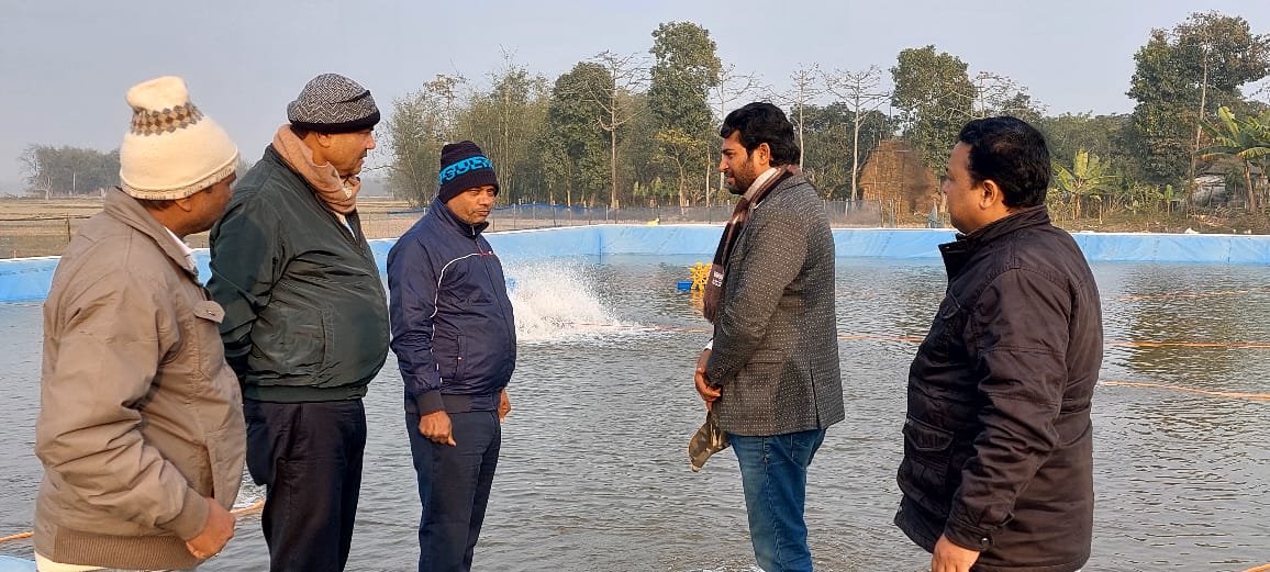 Muzaffar Kamal Saba sharing knowledge about fish farming with the community