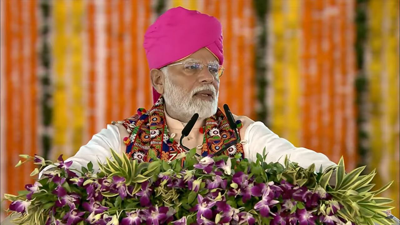 Prime Minister Narendra Modi addressing the gathering in Washim, Maharashtra