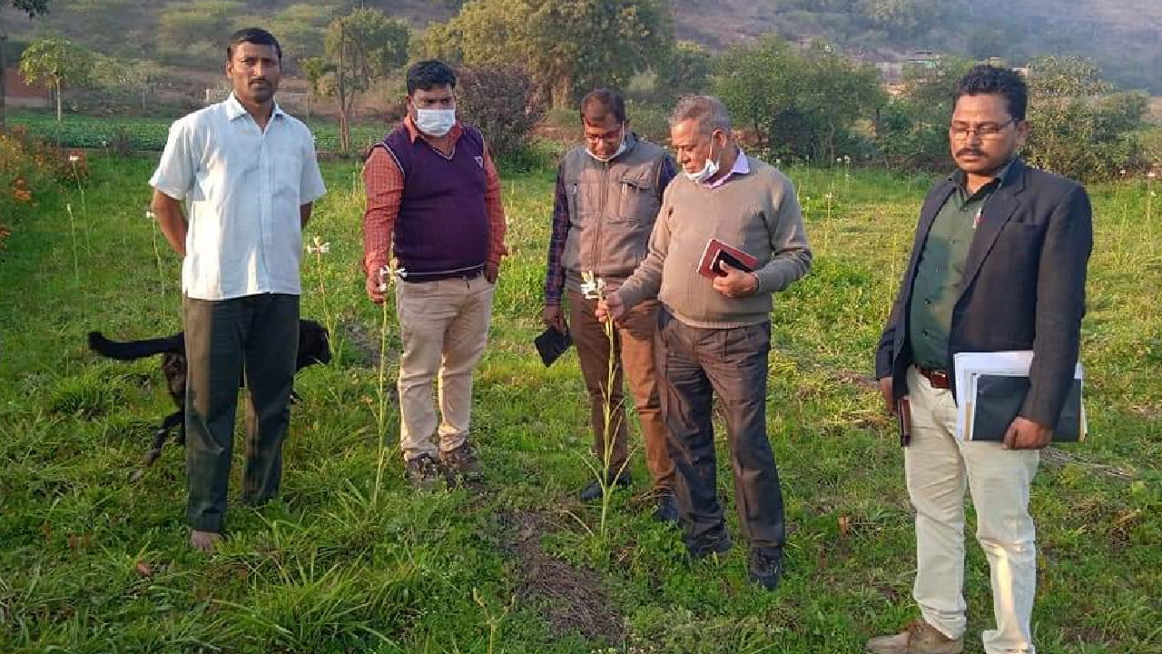 Nahar Singh Kushwah with KVK Staffs