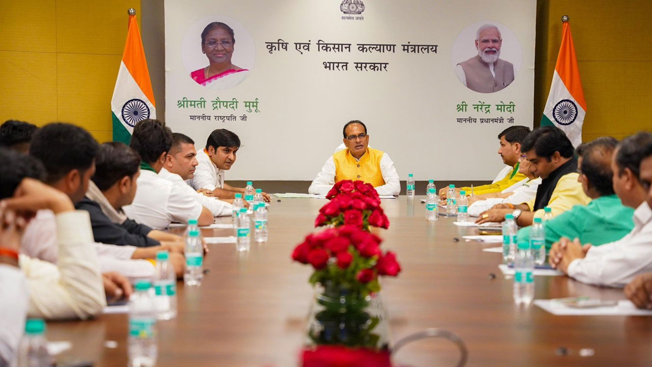 Union Minister for Agriculture and Farmers' Welfare, Shivraj Singh Chouhan, during discussions with farmers and farmer organizations. (Photo Source: @ChouhanShivraj/X)