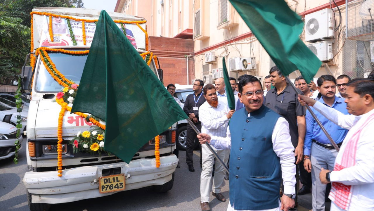 Union Minister of Consumer Affairs, Food and Public Distribution, and New and Renewable Energy, Pralhad Joshi, flagging off mobile vans (Photo Source: @JoshiPralhad/X)