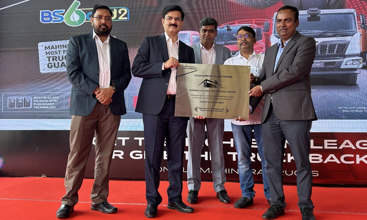 Vinod Sahay, President and Chief Purchase Officer - AFS, President - Aerospace and Defence Sector, President - MTBD & CE, Member of the Group Executive Board, handed over the commissioning plaque to M/s. Avighna Automative Pvt Ltd during the inauguration of the Mahindra Truck and Bus dealership in Kolkata