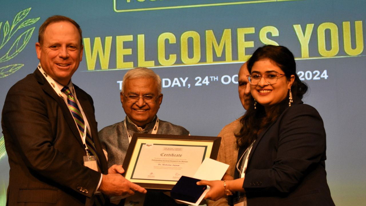 Dr. Mohsina Anjum, women awardee receives award from Sanjay Kumar, Chairman, ASRB, and Benjamin Pratt, VP, The Mosaic Company