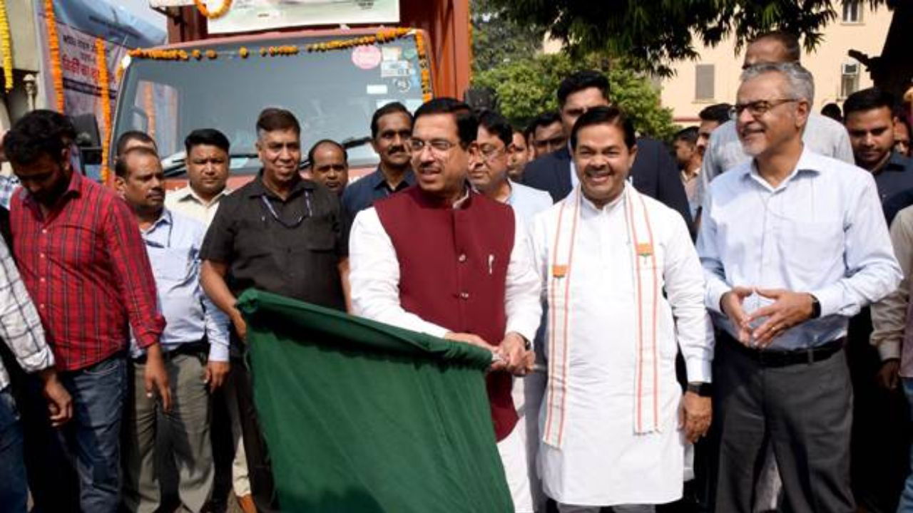 Union Minister of Consumer Affairs, Food and Public Distribution and New & Renewable Energy, Pralhad Joshi along with other officials (Image Source: PIB)