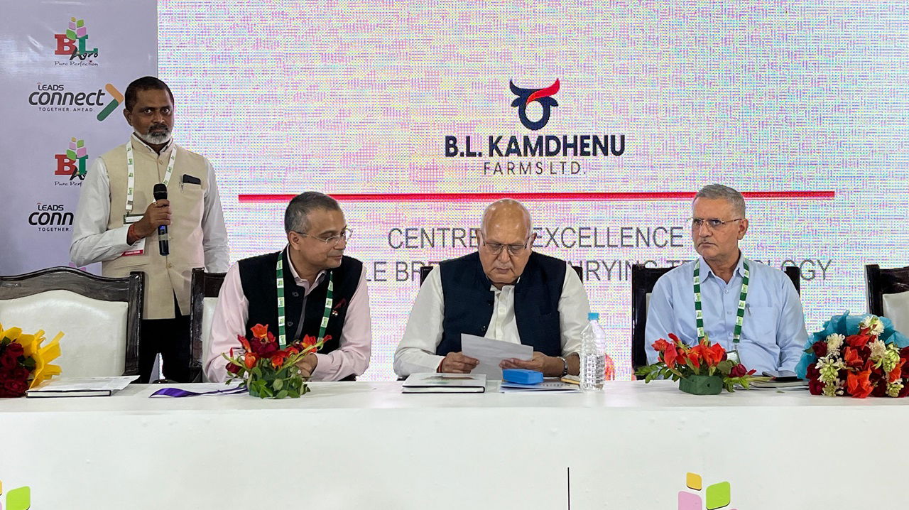 Navneet Ravikar, CMD, Leads Connect with Shri Surya Pratap Shahi, Agriculture Minsiter of Uttar Pradesh at BL Agro-Leads Connect stall in Krishi Bharat, Lucknow