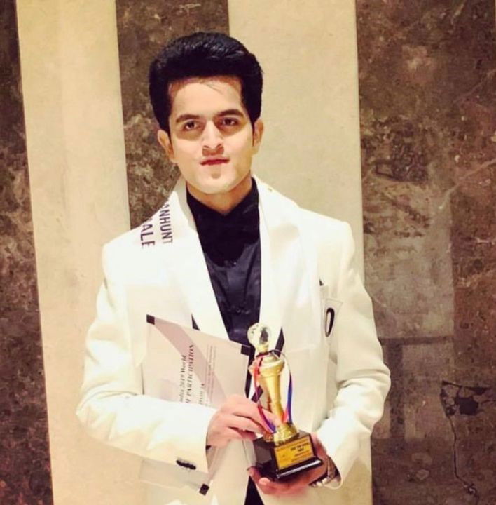 Manav Dahuja received award from Arbaaz Khan