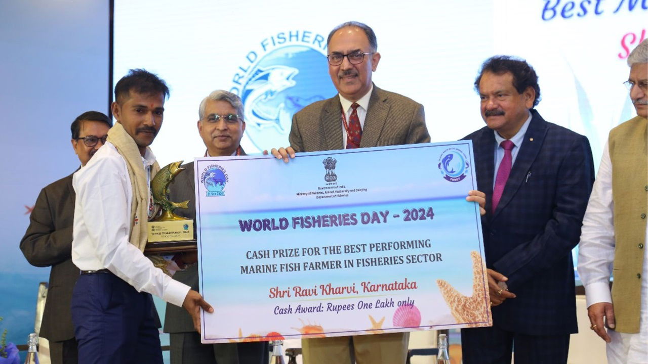 Karnataka fish farmer Ravi Kharvi with his award at the World Fisheries Day 2024 event in New Delhi. (Photo Source: ICAR)