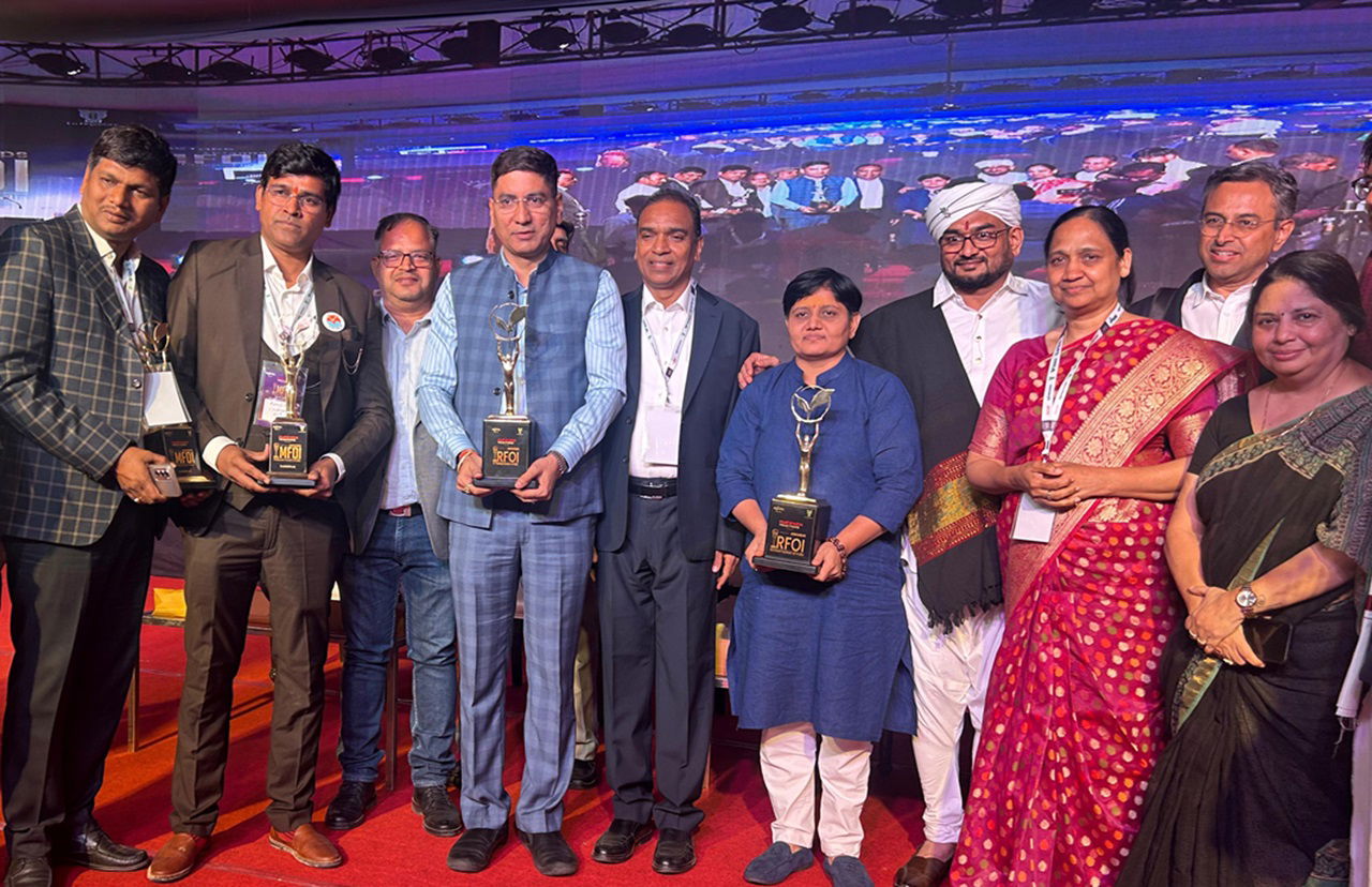 Nituben Patel, the Richest Farmer of India along with Yuvraj Parihar (First Runner Up of RFOI Award), MC Dominic, Editor-in-Chief of Krishi Jagran, Shiny Dominic, Managing Director, Krishi Jagran and other dignitaries