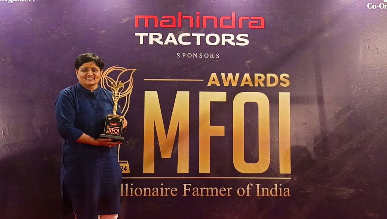 Nituben Patel, the Richest Farmer of India, proudly holding her RFOI Award