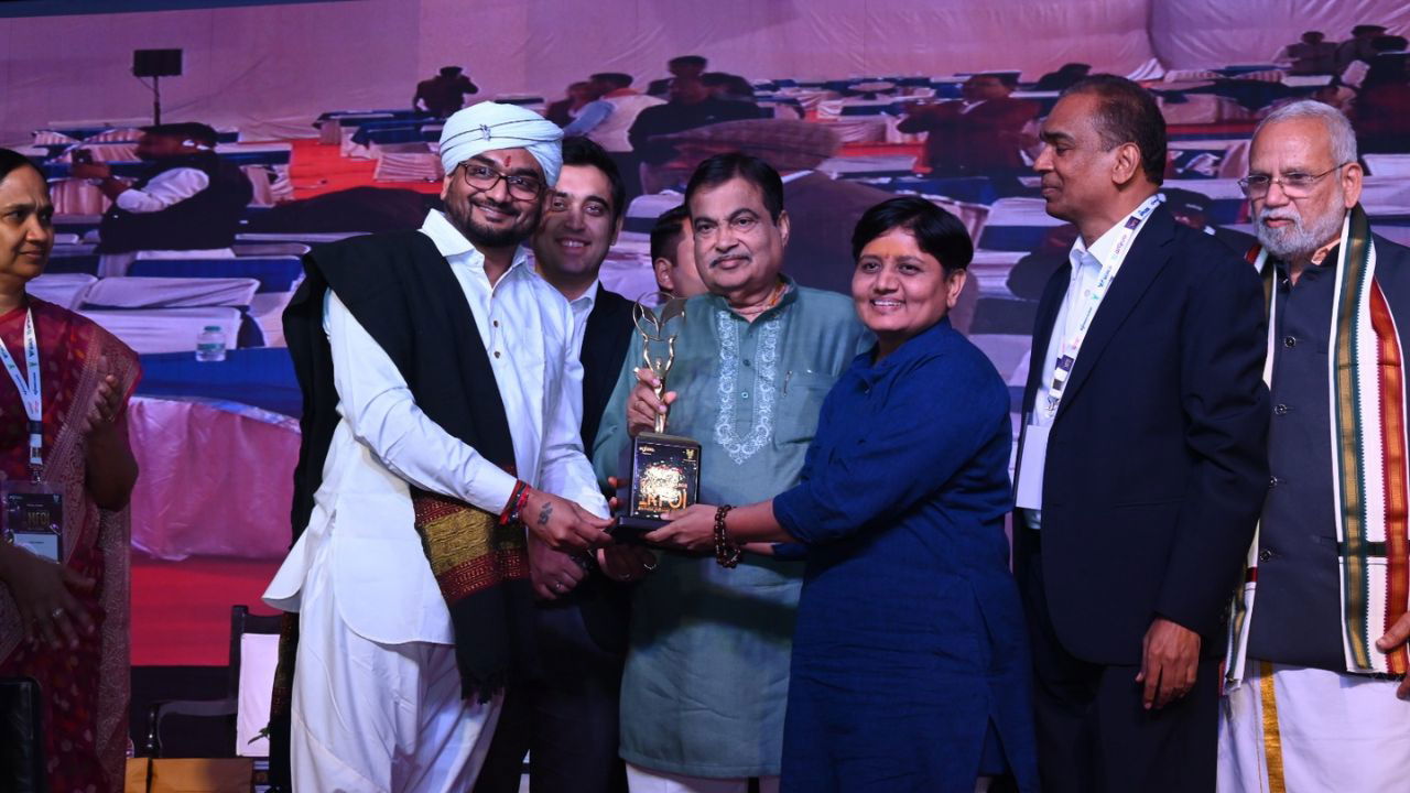 Nituben Patel, the ‘Richest Farmer of India,’ receiving her award from Union Minister Nitin Gadkari at the MFOI Awards 2024