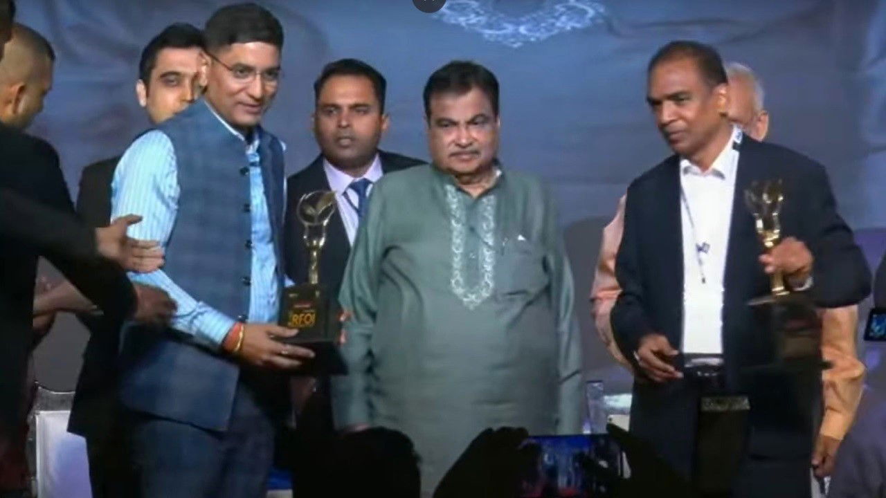 Yuvraj Parihar, the First Runner-Up ‘Richest Farmer of India' receiving award from Union Minister Nitin Gadkari at the MFOI Awards 2024