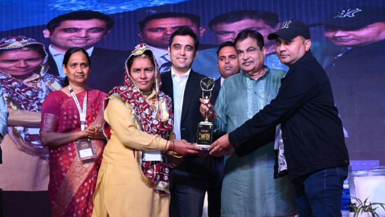 Renu Sangwan, the Second Runner-Up ‘Richest Farmer of India' receiving award from Union Minister Nitin Gadkari at the MFOI Awards 2024