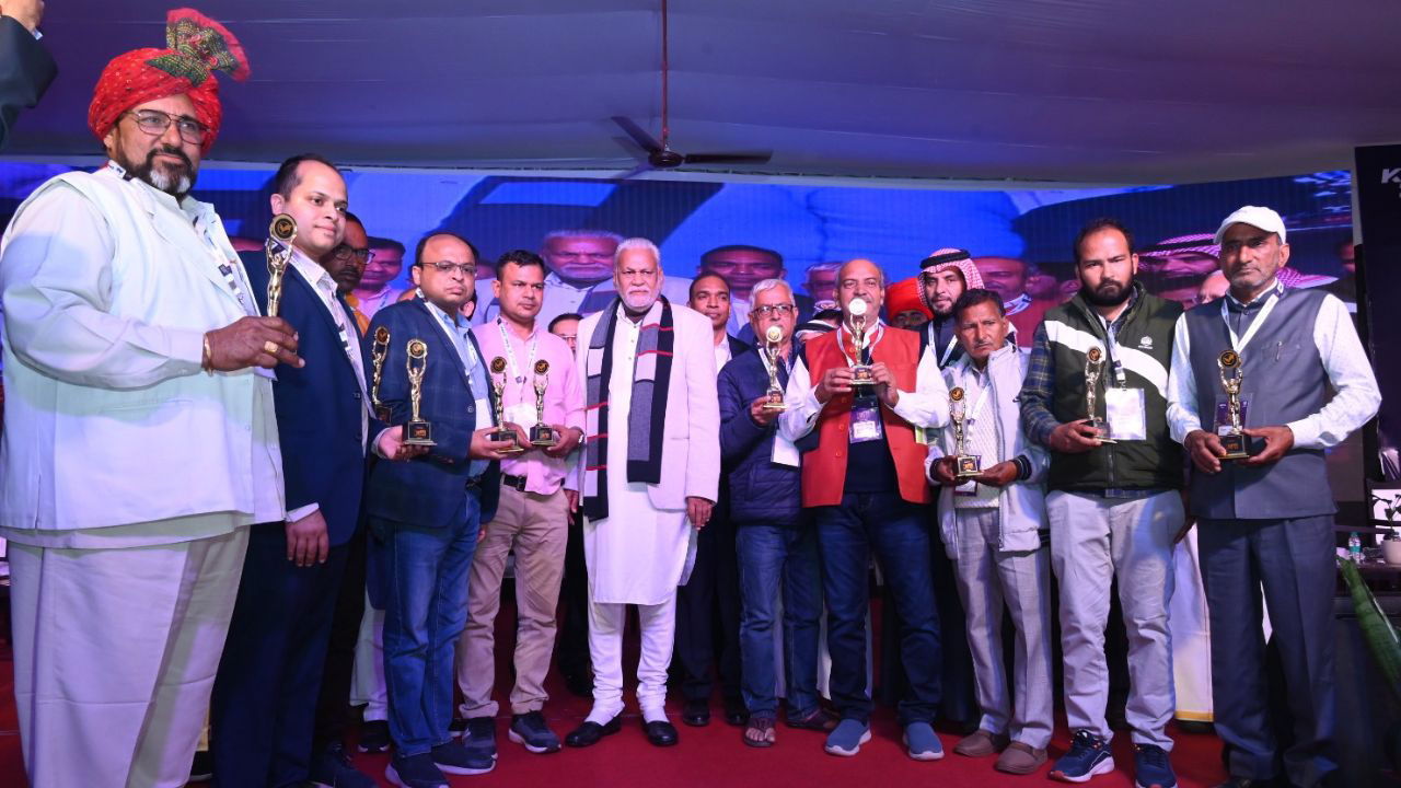 Purushottam Rupala along with awardee farmers at MFOI Awards 2024