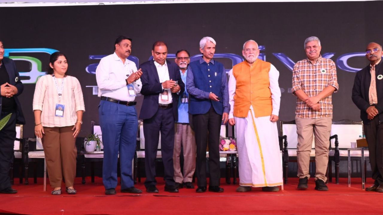 Malakajappa Sarawad, Vice President - Sales & Marketing of Arqivo Crop Solutions, MC Dominic, Founder & Editor-in-Chief of Krishi Jagran, Dr. R.N. Padaria, Joint Director (Extension), ICAR, JACS Rao, CEO of the State Medicinal Plants Board, Chhattisgarh along with other dignitaries during the Arqivo logo launch ceremony at MFOI 2024