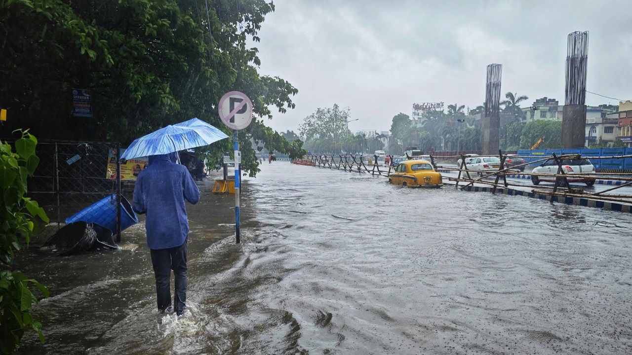 The IMD has issued orange and yellow alerts for several districts, forecasting moderate to heavy rainfall across coastal regions. (Photo Source: Pexels)