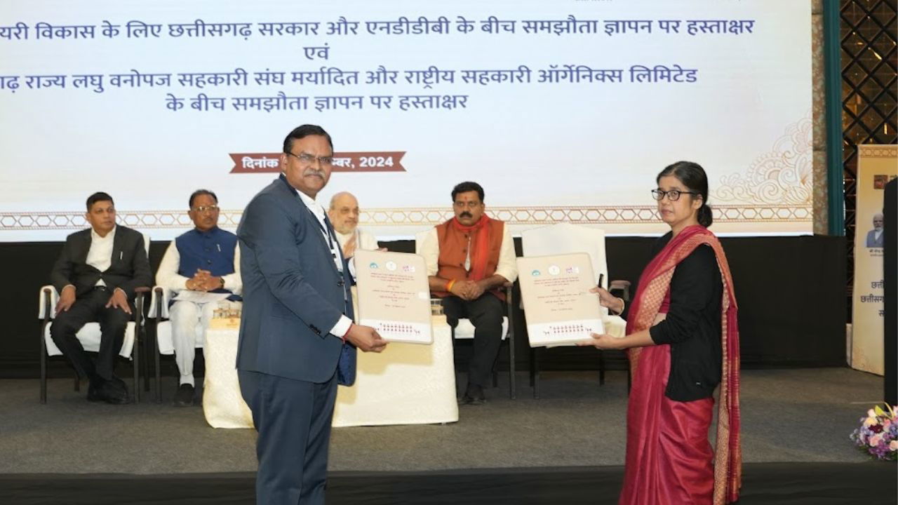 The signing ceremony took place in the presence of Union Minister Amit Shah and Chhattisgarh Chief Minister Vishnu Deo Sai. (Photo Source: @NDDB_Coop/X)