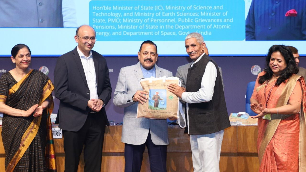 During the event, Dr. Jitendra Singh, Union Minister of State (Independent Charge) for Science and Technology and Earth Sciences, distributed the first batch of Kisan Kavach suits to farmers. (Photo Source: @DrJitendraSingh/X)