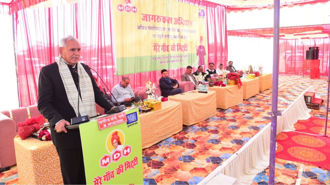 CR Chaudhary, Chairman of Rajasthan Kisan Aayog and other dignitaries at dais