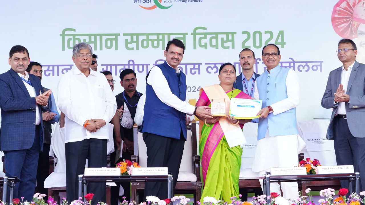 Union Minister of Agriculture, Farmers' Welfare, and Rural Development, Shivraj Singh Chouhan, with Maharashtra Chief Minister Devendra Fadnavis, state ministers, and senior officials, at the conference in Pune, Maharashtra. (Photo Source: @OfficeofSSC/X)