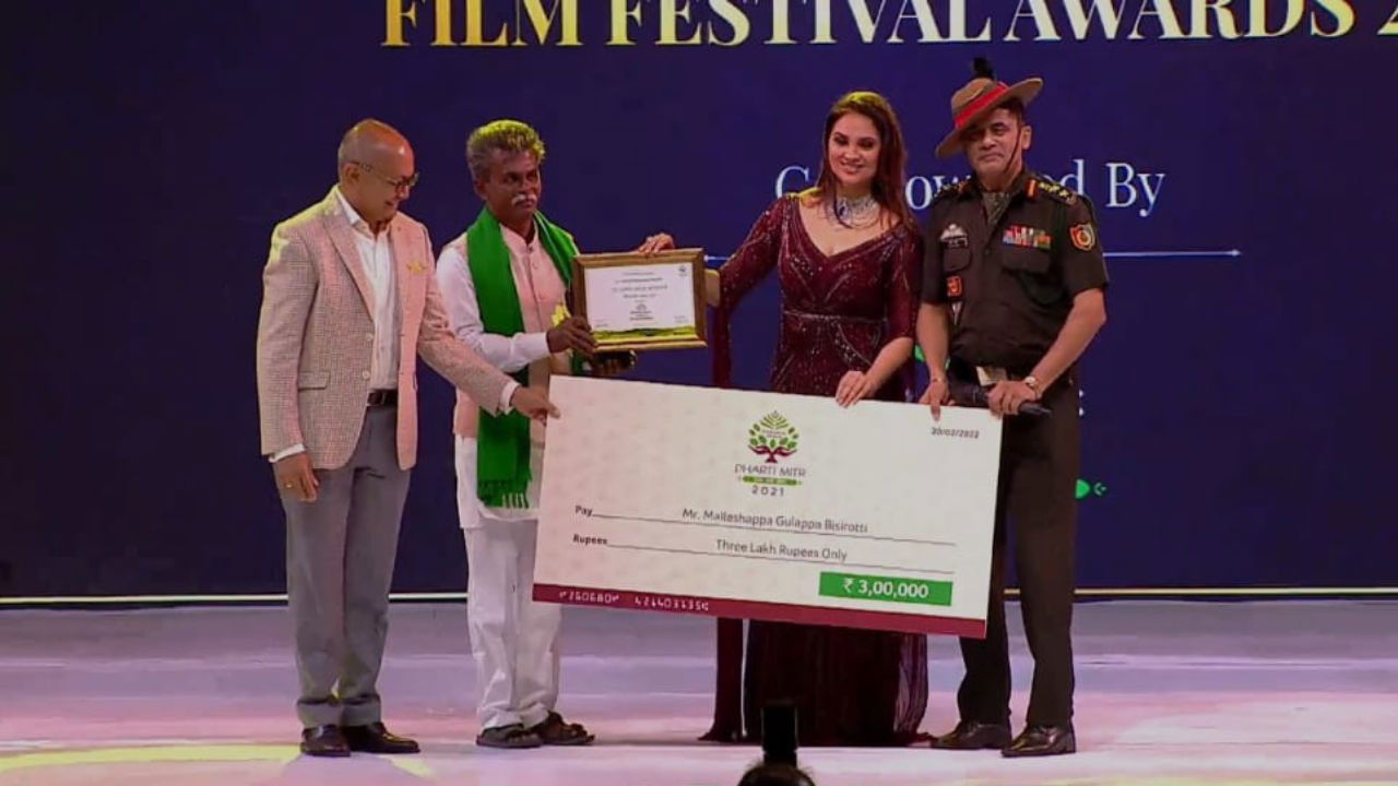 Bollywood actress Lara Dutta and Col. Tushar Joshi presented him with the second prize, honoring him with the Dharti Mitra Award at the Dadasaheb Phalke International Film Festival.