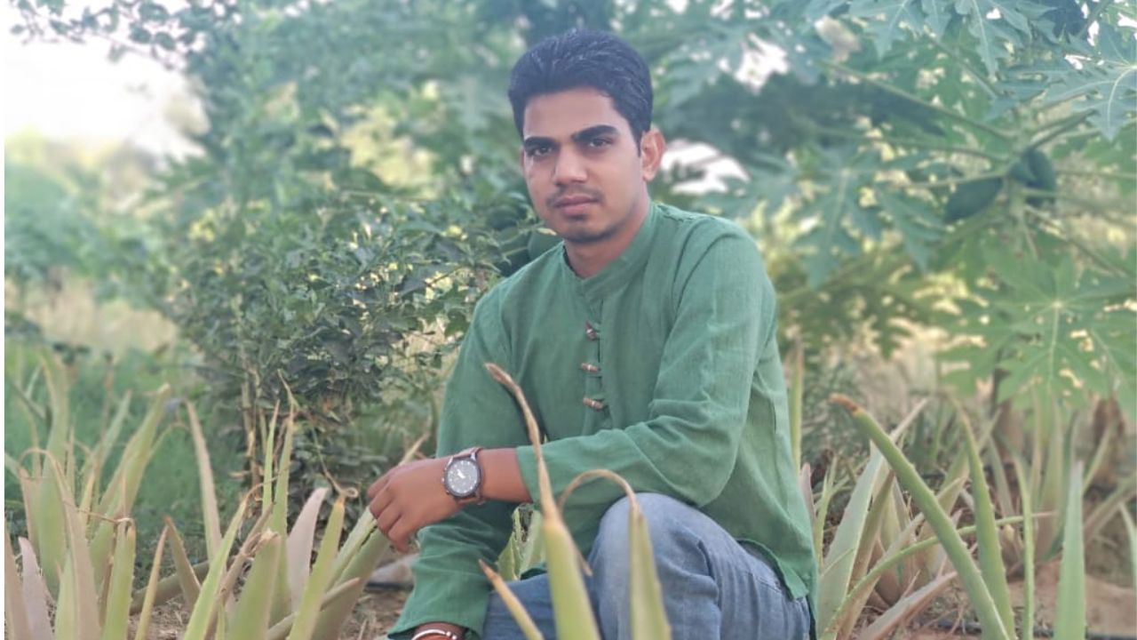 Lekhram Yadav, progressive farmer from Rajasthan, in his Aloevera field