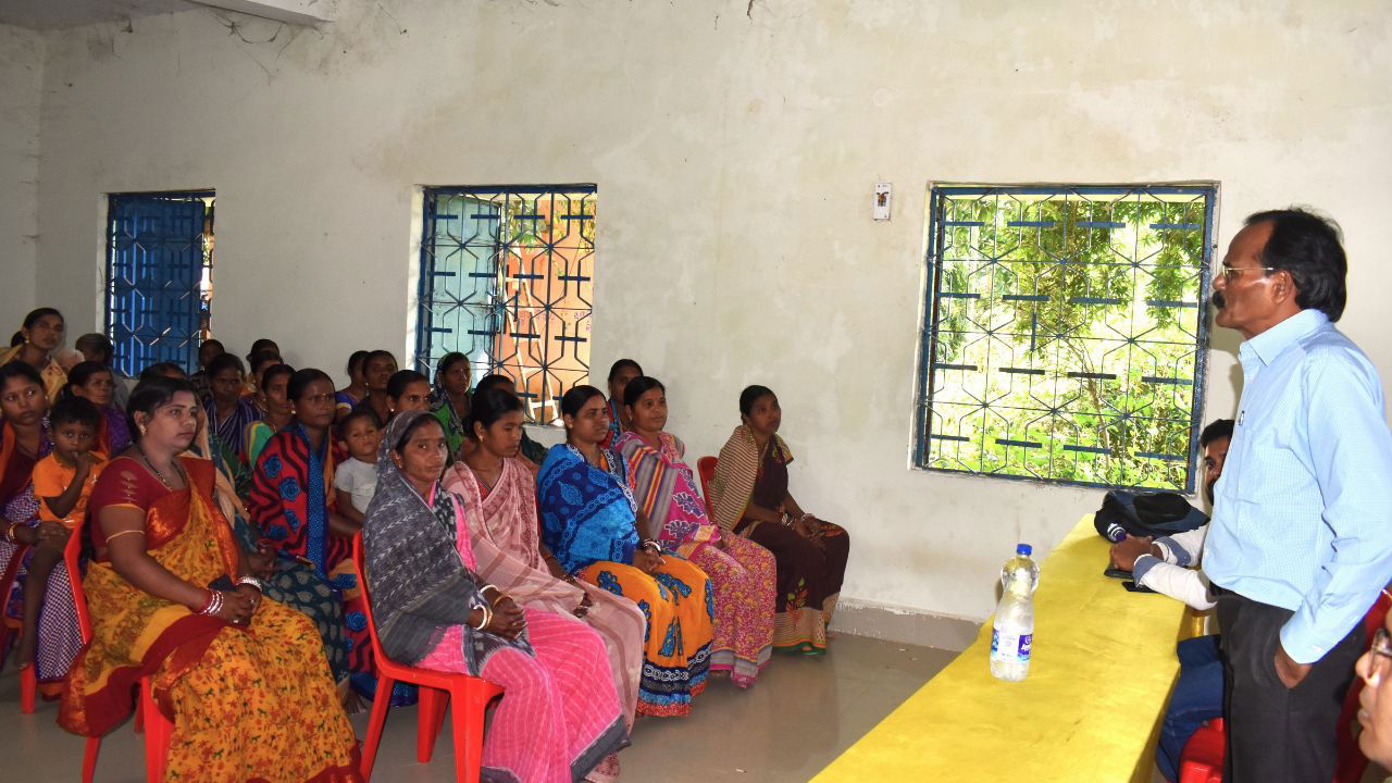 Women undergo season-long training on high-yielding seeds, improved farming practices, nutrient management, and the use of tools and machinery.