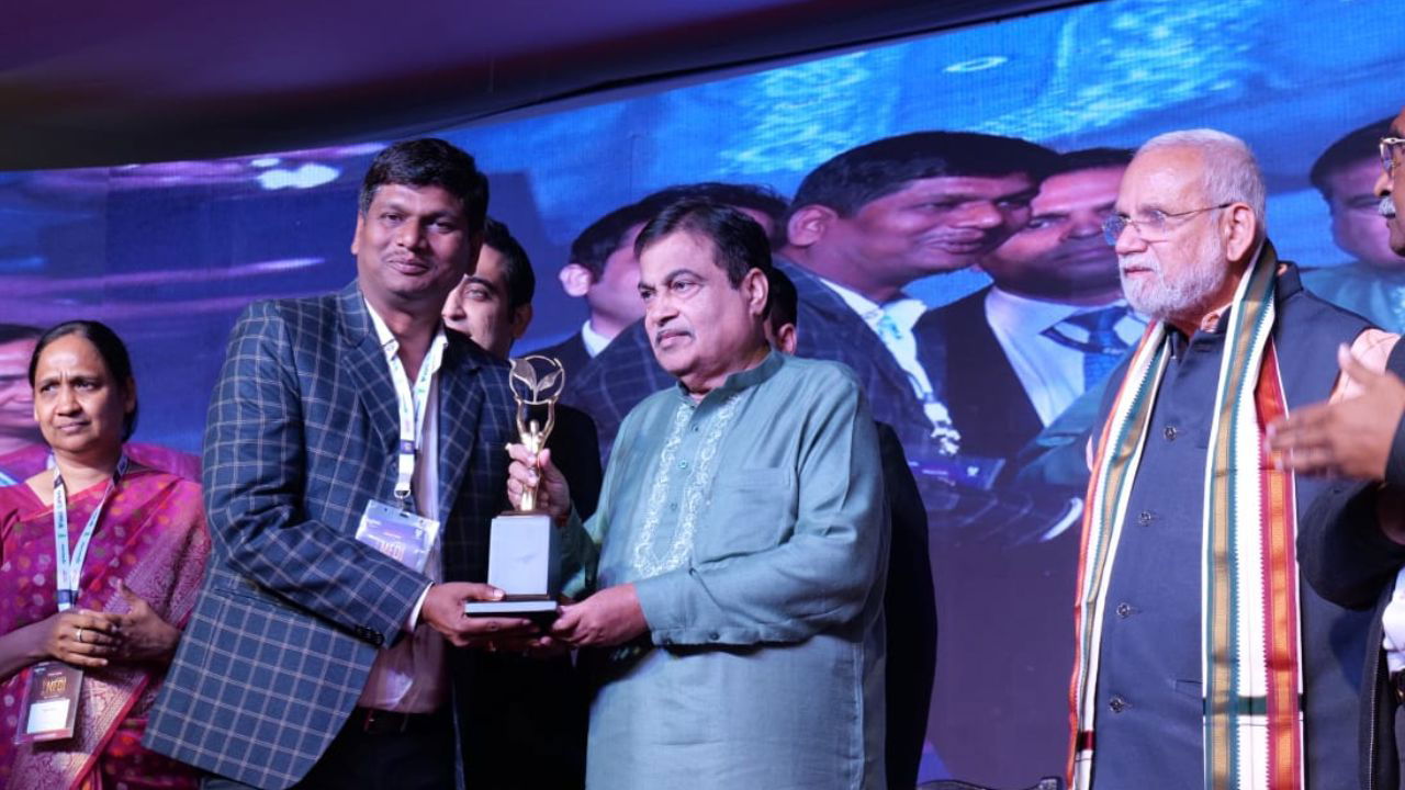 Manoj Khandelwal Receiving MFOI Award 2024