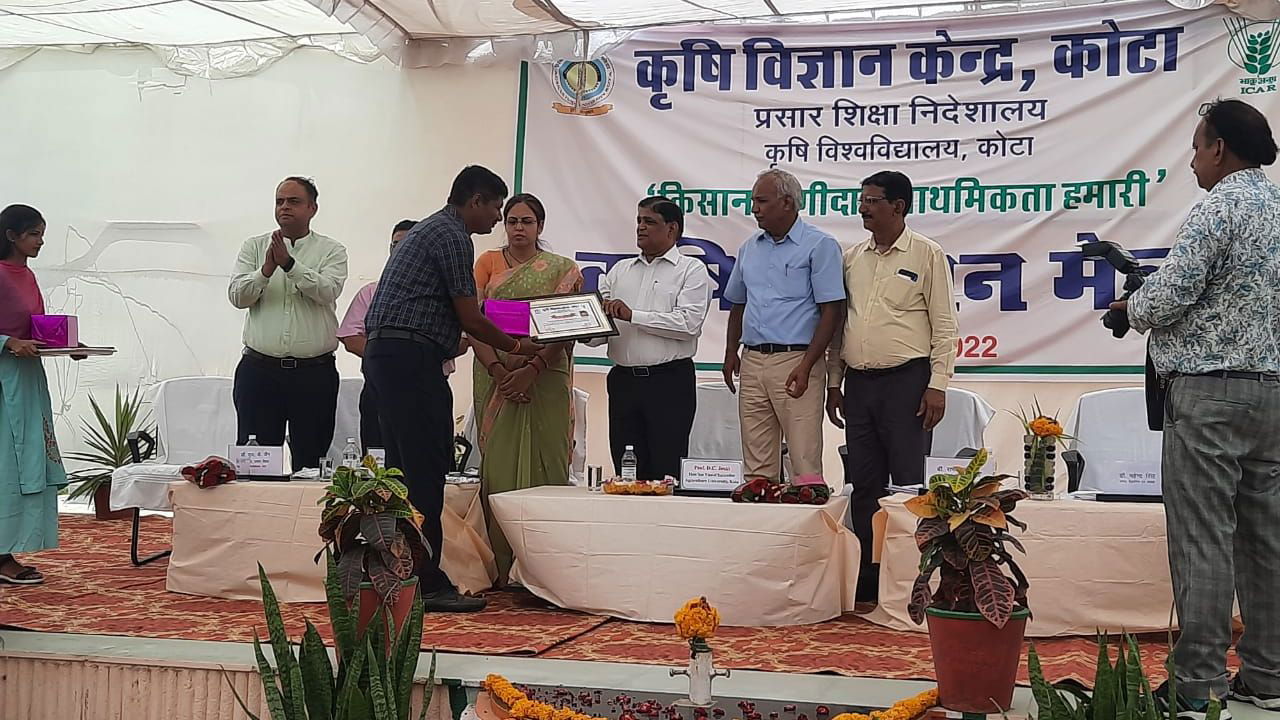 Manoj Receiving award from KVK kota