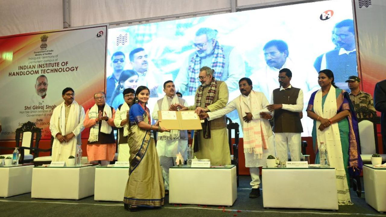 Union Minister of Textiles, Giriraj Singh, along with other dignitaries, during the inauguration of the new campus of IIHT Fulia (Photo Source: @PIBTextiles/X)