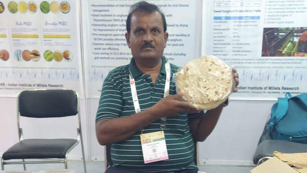 Biradhar Veer Shetty showcasing jowar rotis