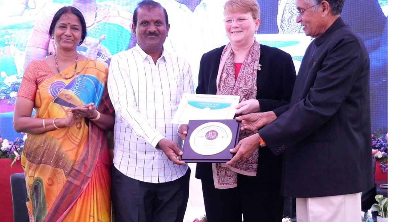 Biradhar Veer Shetty receiving the award for 'Best Innovative Millet Cultivating Farmer'