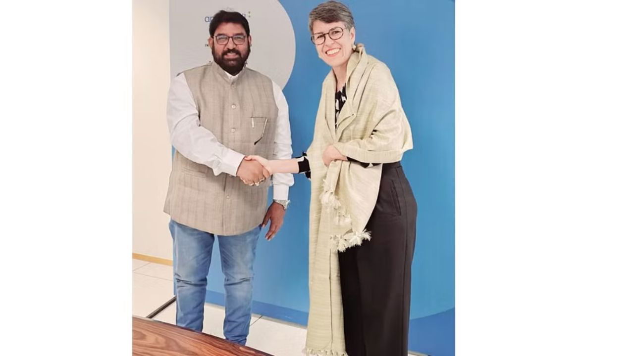 Dr. Rajaram Tripathi presenting an Indian Kosa silk shawl to Darla, Director of APEX-Brazil