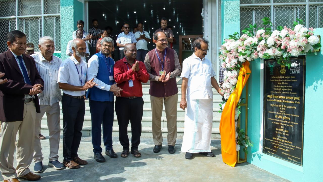 Union Minister of State for Fisheries, Animal Husbandry & Dairying, George Kurian, with other dignitaries at the ICAR-CMFRI Mandapam Regional Centre. (Photo Source: ICAR)