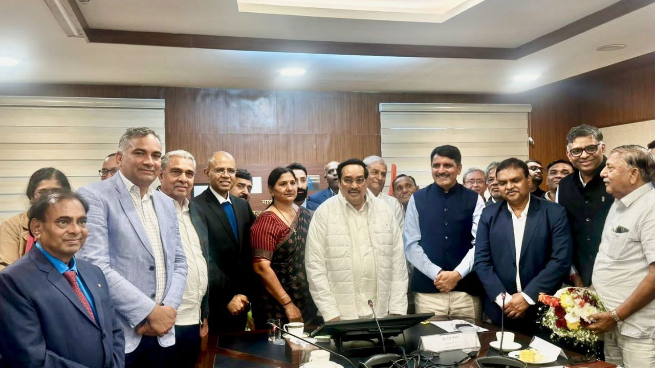 Union Minister for Jal Shakti, C.R. Patil, with Chairpersons and Managing Directors of milk cooperatives and dairies during a meeting in Gujarat. (Photo Source: @banasdairy1969/X)