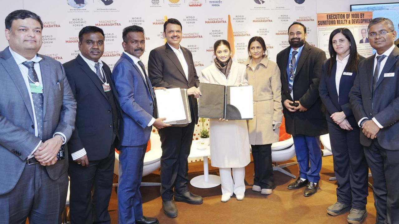 Senior officials of Salam Kisan, Government of Maharashtra and Microsoft during MoU signing ceremony at WEF 2025.