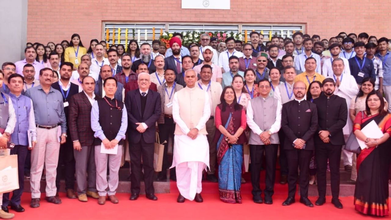 Governor of Gujarat, Acharya Devarat, with Dr. Devesh Chaturvedi, Secretary, Department of Agriculture & Farmers’ Welfare, and other dignitaries at the workshop in Halol, Gujarat. (Photo Source: @ADevvrat/X)