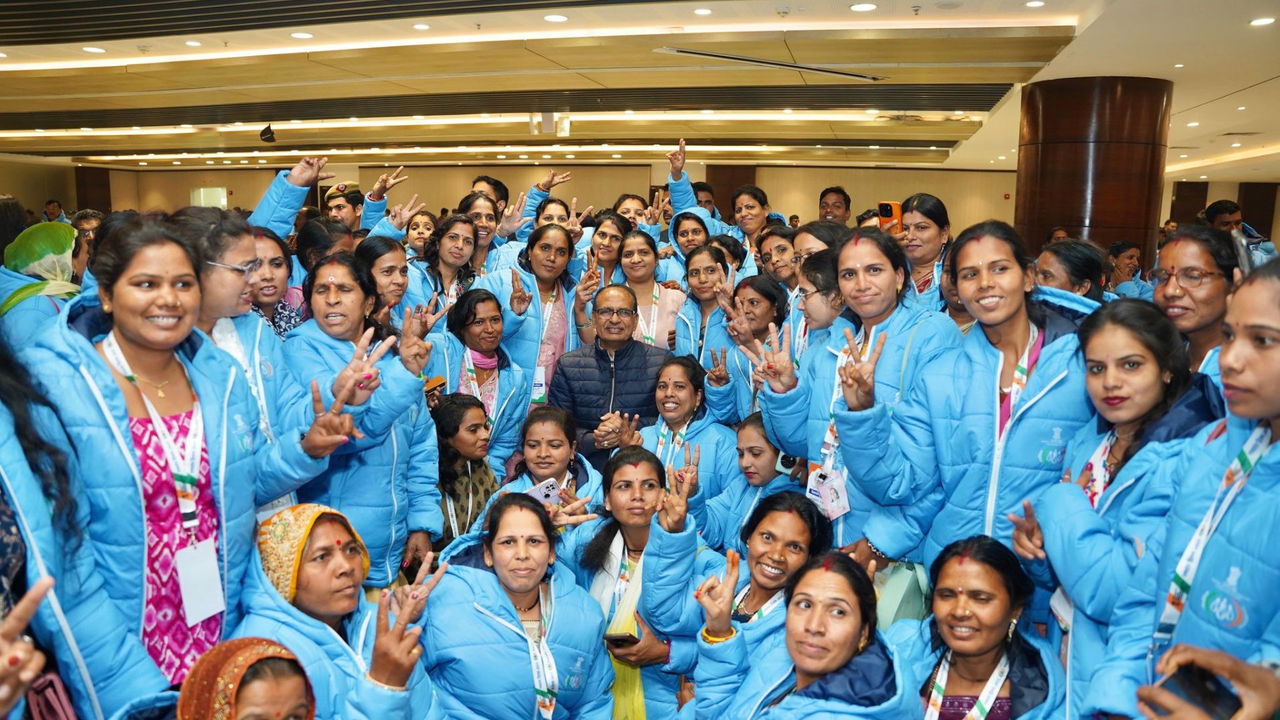 Union Minister Shivraj Singh Chouhan with Lakhpati Didis from Self-Help Groups (SHGs) during the Republic Day event. (Photo Source: @OfficeofSSC/X)