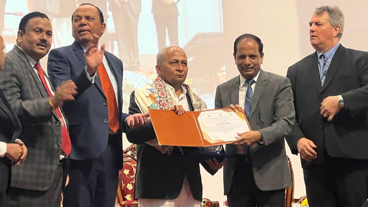 Yogendra Kumar, Marketing Director of IFFCO, receives the Honorary Fellow Award from ISDA for his exceptional contributions to promoting nano fertilizers in rain-fed and dryland farming (Image Source: @drusawasthi/X)