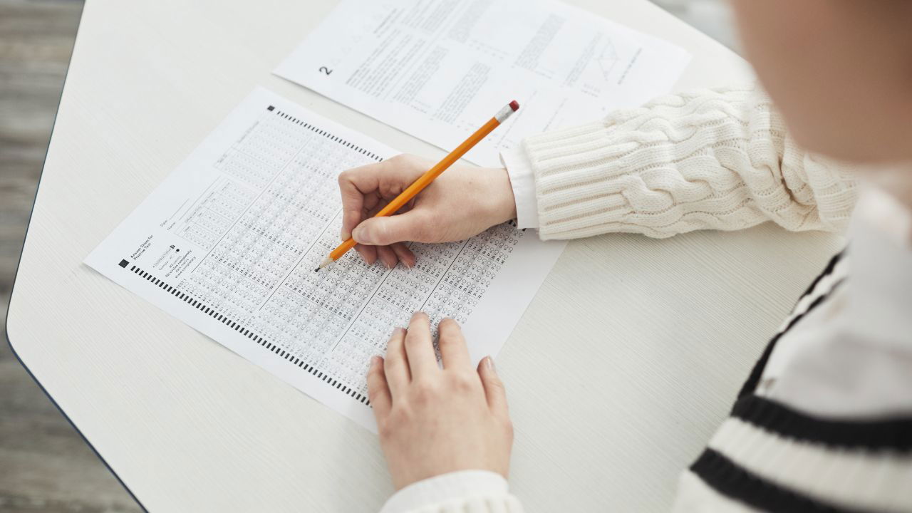 IIT Roorkee has released the detailed GATE shift timings on their official website to ensure candidates reach their designated exam centers on time. (Photo Source: Canva)