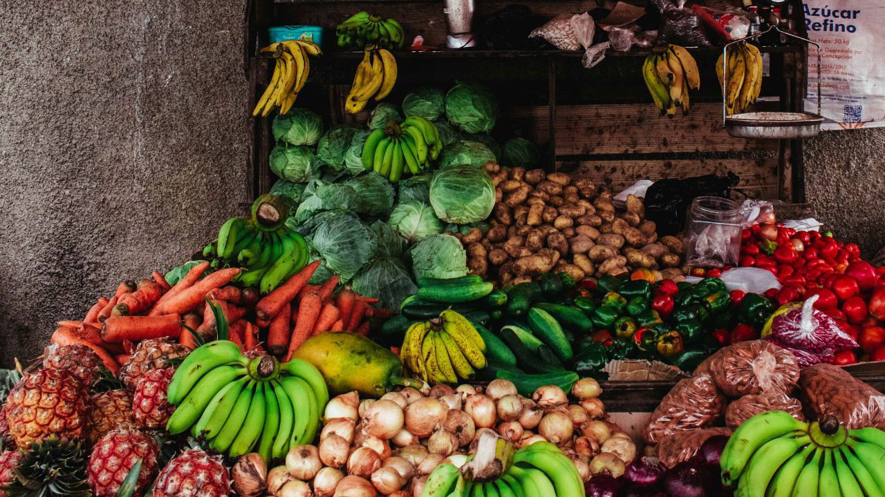 India's fresh produce now reaches 123 countries, supported by APEDA's strategic initiatives to enhance export infrastructure. (Photo Source: Canva)